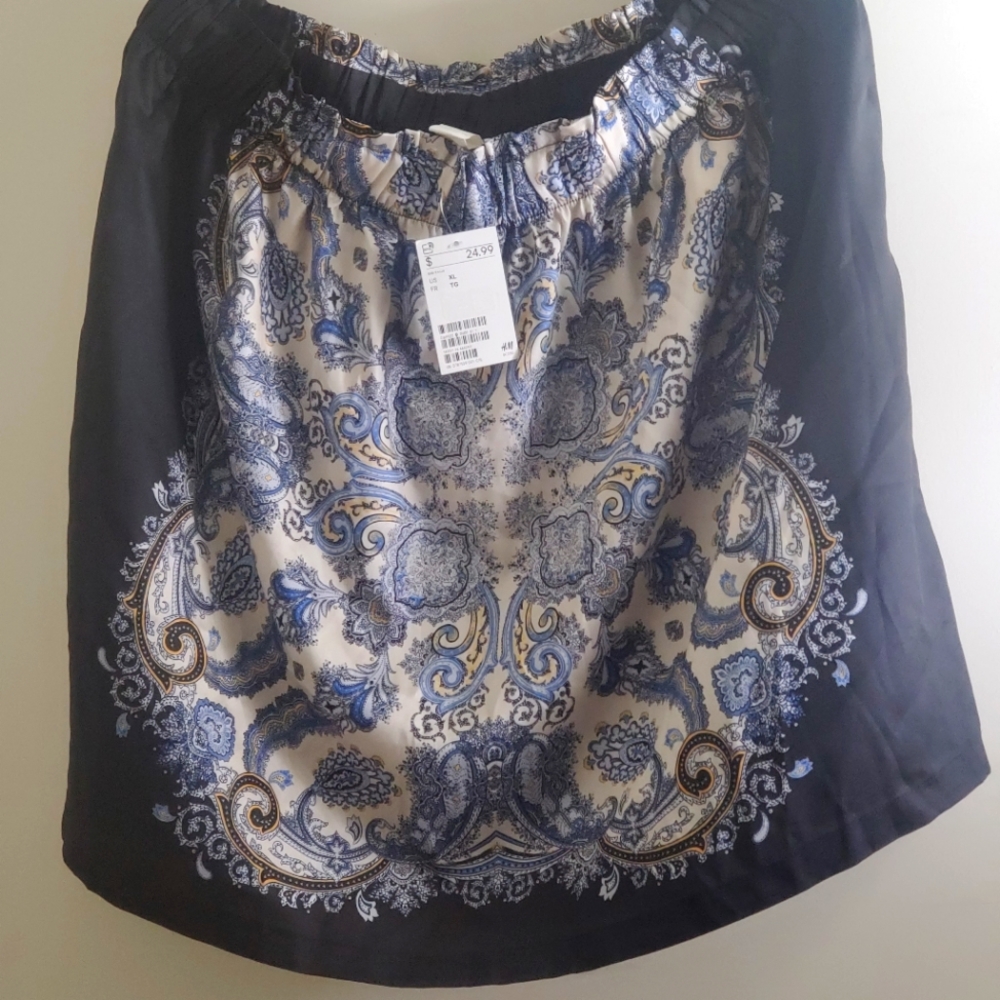 Flowy light weight skirt with pockets